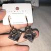 Pendientes de plata con forma de letra D, sencillos y modernos, con diseño geométrico personalizado y combinables para mujer.