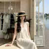 Vestido branco sem mangas com decote V, estilo francês, delicado, para mulheres, nova coleção de verão, corte solto, efeito emagrecedor, elegante, comprimento midi até o chá.