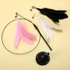 Venta al por mayor del fabricante Ventosa Alambre de acero Pluma Palo para provocar gatos Juguete interactivo para gatos para aliviar el aburrimiento Caña extendida para provocar gatos Suministros para gatos