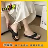 Nuevas sandalias casuales de meter con estampado floral, estilo francés, tacón de cuña con plataforma gruesa, adecuadas para que las mujeres las usen al aire libre en verano 2025