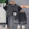 Conjunto de Verão Masculino de Manga Curta, Estilo Fino, Novo Modelo 2026, Estilo Coreano, Estampa de Letras Estilosa, Gola Redonda, Conjunto de Duas Peças, Tendência para Crianças Pequenas