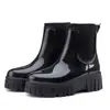 Botas de lluvia de moda transfronterizas Botas de lluvia resistentes al desgaste con suela gruesa para mujer Estilo coreano versátil Zapatos impermeables para mujer Zapatos de goma antideslizantes para cocina para mujer
