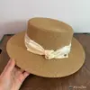 Chapéu de palha feminino design de nicho chapéu de copa reta estilo Hepburn chapéu de proteção solar temperamento elegante faz o rosto parecer menor férias na praia