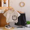 Calças com Bolso de Aba para Meninos e Meninas, Camiseta de Manga Curta, Terno Casual, Verão 2026, Novo Estilo, Roupas da Moda para Crianças, Conjunto de Duas Peças