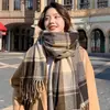 Bufanda Cuadros Rojos Navideña para Mujer en Otoño e Invierno Estilo Coreano Imitación Cachemir Lujo Accesible Alta Gama Bufanda Chal Cálido