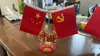 Base de Cristal Bandera Roja Adorno para el Hogar Coche Oficina Sala de Estar Pintado para Coche Patriótico Doble Cara Adorno de Coche de Gama Alta Mesa