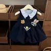 Nuevo y lindo vestido de dibujos animados juguetón para bebés y niños con cuello de muñeca, vestido tipo tank a la moda y versátil para niñas