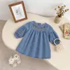 Vestido de mezclilla étnico bordado para niñas estilo coreano, nuevo modelo otoño 2026, vestido casual de algodón puro de manga larga para niños pequeños