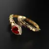 2025 Serpiente Dorada en Forma de Paloma Rojo Sangre de Paloma Corindón Lujo Ligero Versátil Piedra Preciosa de Año de Nacimiento Joyería Diseño de Nicho