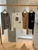 Liquidación, Sin Devoluciones ni Cambios. Camiseta Básica Versátil de Manga Larga con Cuello en U Ajustada Estilo Coreano W7766