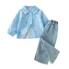 26 Conjunto de Roupa Infantil Feminina Primavera e Outono Novo Jaqueta Listrada + Jeans Retrô Moda Casual Conjunto de Duas Peças Unissex Atacado