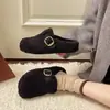 Inverno adicionar fivela de cinto usar fora 2026 chinelos de algodão chinelos de pelo feminino slip-on bico dividido pelúcia lã de cordeiro preto