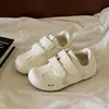 Zapatillas blancas de nicho estilo coreano con velcro para mujer, nueva colección otoño 2026, de suela plana, versátiles, lindas, casuales, zapatillas de entrenamiento alemanas para estudiantes