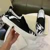 Estación Europea 2026 Estilo Nuevo Zapatos Perezosos Bordados Hechos a Mano de Lona Zapatos Mocasines para Hombre Casual Versátil de Moda