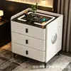 Mesita de noche inteligente moderna y minimalista con carga inalámbrica, altavoz Bluetooth y tres cajones para almacenamiento, adecuada para uso en dormitorio del hogar