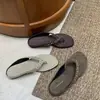 Sandálias Chuyuji Fashion Niche com Tachas e Presilha para Dedo do Pé para Mulheres Verão 2026 Novo Estilo Outdoor Planas Antiderrapantes Estilo Férias