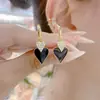 Pendientes Reina de Espadas 2025 Clips para Orejas Corazón Negro Clips para Orejas Corazón Elegantes Pendientes Corazón a Corazón de Alta Gama