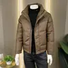 Jaqueta de couro acolchoada masculina, novo estilo de inverno 2026, jaqueta curta casual da moda com padrões sutis, agasalho de couro quente