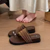 Cabedal em tecido macio, sola macia, estilo verão 2026, design de bico largo, salto plataforma metálico, novo detalhe no bico, acessórios simples, sandálias femininas