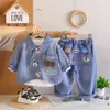 Conjunto de Outono e Primavera para Meninos 2026 Nova Roupa de Outono Infantil Conjunto Elegante de Três Peças Jeans com Manga Longa Moda Infantil Tendência