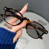 Gafas de Prescripción que Cambian de Color con Tachuelas Metálicas, Populares en Redes Sociales, Realzan el Cutis, Monturas Transparentes de Color Té, Modernas, Doble Uso para Interiores y Exteriores, Gafas Bloqueadoras de Luz Azul