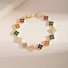 Pulseira Cruzada Venda Quente Retro Totalmente Diamantada Inlay de Cobre Zircônia Trevo de Quatro Folhas Flor de Zircônia Multicolorida Pulseira Banhada a Ouro de Luxo Leve para Mulheres