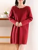Moda Outono e Inverno Vestido curto Vestido suéter feminino Comprimento médio Suéter com decote em V Fivela Camisa de base de malha