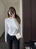 Uma escolha popular - esta camiseta de caimento solto e mangas compridas é perfeita para usar sozinha ou como peça de sobreposição, e tem um efeito emagrecedor. É um novo estilo para a temporada outono/inverno de 2026
