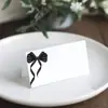 Letrero de Mesa Firma Tarjeta de Bienvenida Estilo Realista con Lazo Negro Habitación de Ciudad Drama Manuscrito Papel Ecológico Fábrica Existencias Listas