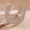 Pulsera de Brazo Ancha Abierta Circular con Empalme Hueco de Flor Cruzada Europea y Americana Joyería Vintage de Nicho de Alta Gama para Mujeres