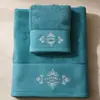 Set de toallas y toallas de baño Laisen Yijing, de pelo largo, suave, bordado con logotipo personalizado, toallas 100% algodón para hoteles y clubes