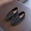 Zapatos casuales tipo mocasín para bebé y niño pequeño de estilo británico, zapatos casuales de cuero con suelas suaves, zapatos sencillos fáciles de poner para niños, superventas de exportación transfronteriza 2026