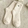 Calcetines gruesos de lana coral para mujer, con forro polar, cálidos, de felpa, para dormir, de tubo medio, para el hogar, para otoño e invierno.
