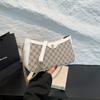 Bolsa pequena com corrente de primavera feminina 2025 nova bolsa de ombro estilo ocidental simples e moderna bolsa transversal casual para todas as combinações bolsa de flores antigas