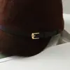 Al por mayor Coreano 2026 Otoño/Invierno Nuevo Cuero Francés Hebilla Fieltro de Lana Gorra Ecuestre Adelgazante Facial Cálido Gorra de Periódico para Mujer