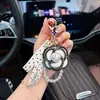 Llavero de Tela Camelia Estilo Coreano Suave Inspirado en Chanel con Cinta de Puntos y Abalorio de Cadena de Perlas, Accesorio de Lujo Ligero