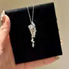 Collar con Colgante de Reloj de Arena y Gipsófila para Mujer, Moda Ligera de Lujo, Cadena para Clavícula de Gama Alta, Collar de Diseño Nicho Versátil para Mujer