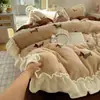Juego de Cuatro Piezas de Vellón de Coral de Leche Grado A Ropa de Cama para el Hogar Funda Nórdica de Encaje Francés Juego de Tres Piezas Engrosado Cálido de Invierno