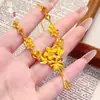 Tienda de Oro Mismo Estilo Joyería Arena Dorada, Collar Flor de Tres Vidas Floreciente, Lujo Ligero de Alta Gama, Cadena para Clavícula de Boda de Alta Clase para Mujeres