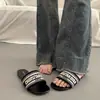 Sandálias planas femininas de verão para uso externo, novo estilo elegante 2025 estilo chinês, elegantes para sair, sapatos de praia de alta qualidade com bordados