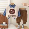 Comércio Exterior Outono Novo Estilo Conjunto de Moda para Meninos Roupa Primavera e Outono para Crianças Pequenas Suéter Colete Rosto Sorridente Camisa Jeans Conjunto de Três Peças