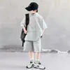 Conjunto Esportivo de Verão para Meninos 2026 Novo Estilo Infantil de Verão Manga Curta Shorts Cor Sólida Fino Conjunto de Duas Peças Solto Moderno