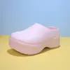 Sapatos de chef com sola grossa para mulheres, adequados para uso externo no verão, apresentando um design antiderrapante, respirável e com biqueira fechada. Novo estilo slip-on de EVA com um toque de alta qualidade, reminiscente de Birkenstock