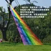 Las líneas de arcoíris son populares en jardines de infancia, centros comerciales, lugares turísticos y se pueden usar para colgar líneas de arcoíris en los árboles.