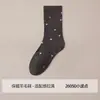 Calcetines de lana hasta la pantorrilla, color café, con un patrón jacquard de perrito de la suerte, disponibles en varios colores, perfectos para otoño e invierno, y se pueden combinar con sandalias Birkenstock. ¡En stock ahora!