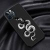 Funda para iPhone 15 con estampado de serpiente en blanco y negro.