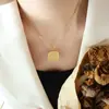 Colar com letra inglesa estilo ins europeu e americano design de minoria feminina material de aço titânio banhado a ouro real 18K joia P1035