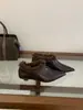 Botas de tornozelo retrô de bico fino, forradas com fleece para mulheres, coleção de inverno 2026, salto baixo, quentes, peludas, sapatos elegantes de estilo europeu e americano, sapatilhas de corte profundo