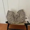 Nova bolsa tote de grande capacidade para o início do outono de 2026, bolsa de ombro estilo universitário, bolsa de mão retrô com estampa de leopardo, elegante e única