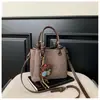 Bolsa tote de luxo leve, retrô, color block, pequena bolsa de mão para mulheres, nova coleção 2026, moda de nicho, bolsa de ombro versátil, bolsa transversal da moda